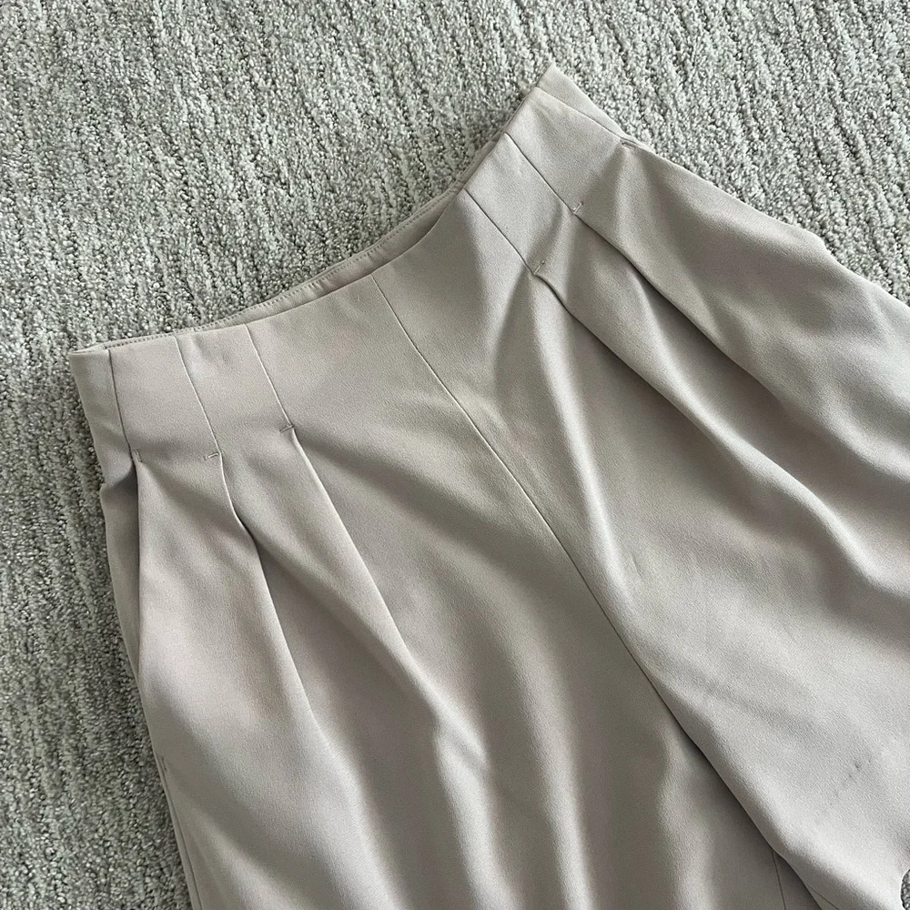 High rise pleated shorts Aritzia - Picture 3 of 6